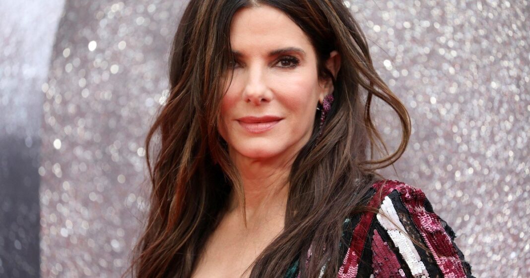 Sandra Bullock sonriendo durante una entrevista