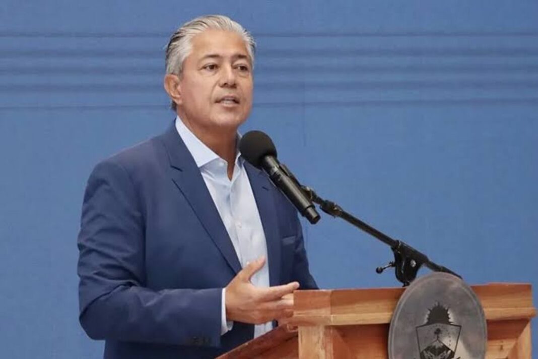 Rolando Figueroa en un acto oficial