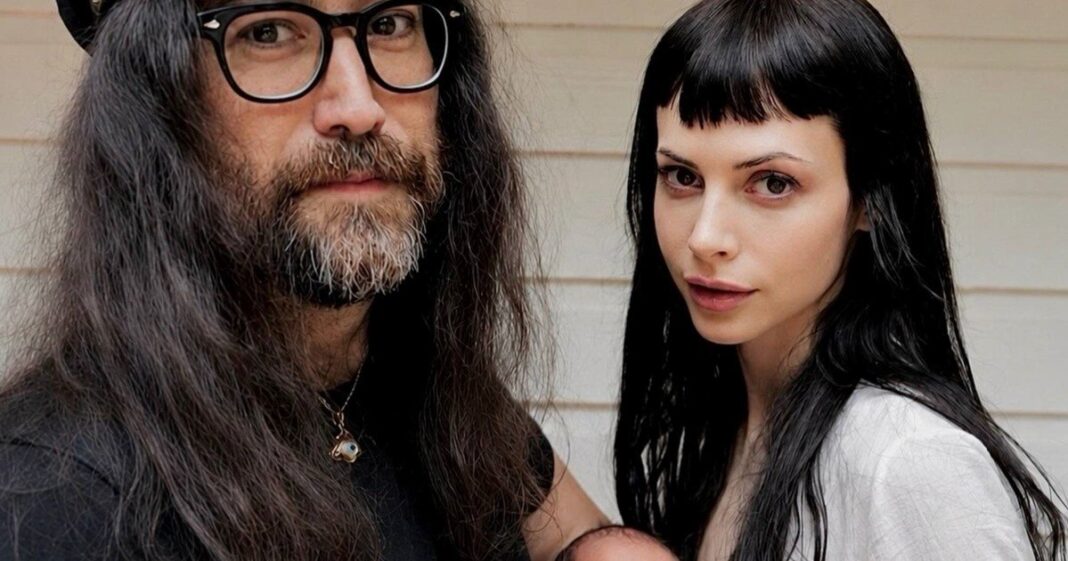 Sean Lennon y Charlotte Kemp Muhl con su hijo Aurelius