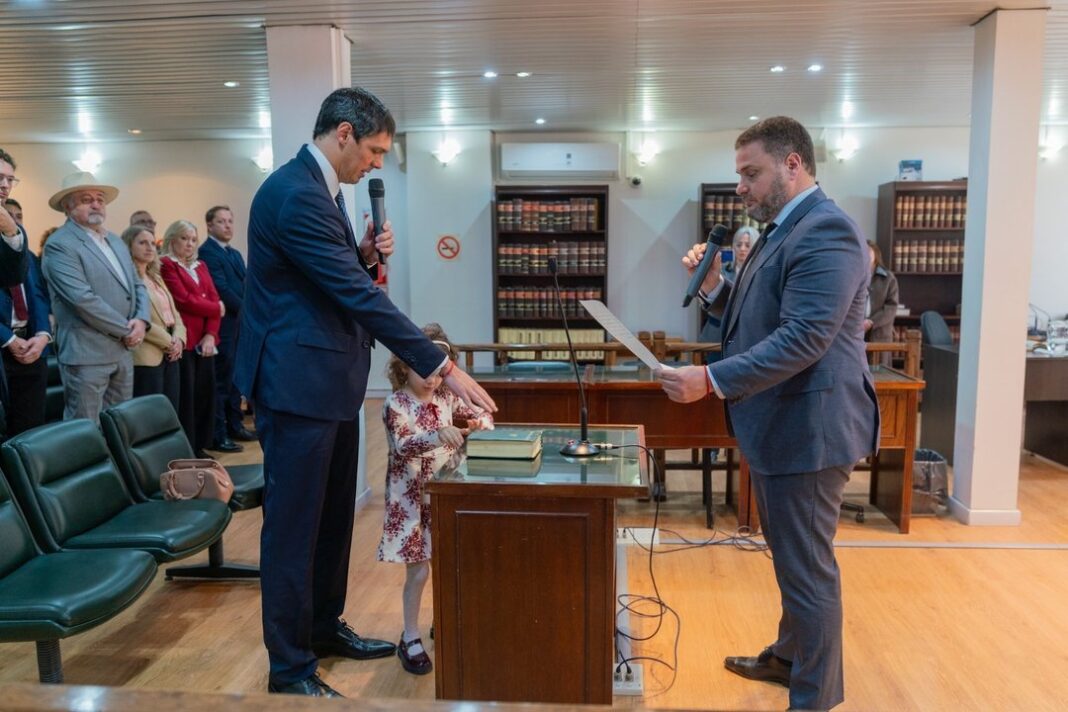 Sebastián Ruiz durante el acto de juramento como juez federal en Comodoro Rivadavia