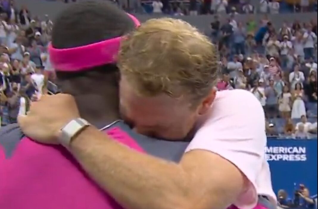 Frances Tiafoe celebrando su victoria en el US Open