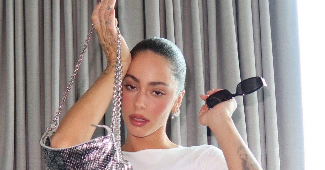 Tini Stoessel posando con cartera Gucci en sesión de fotos