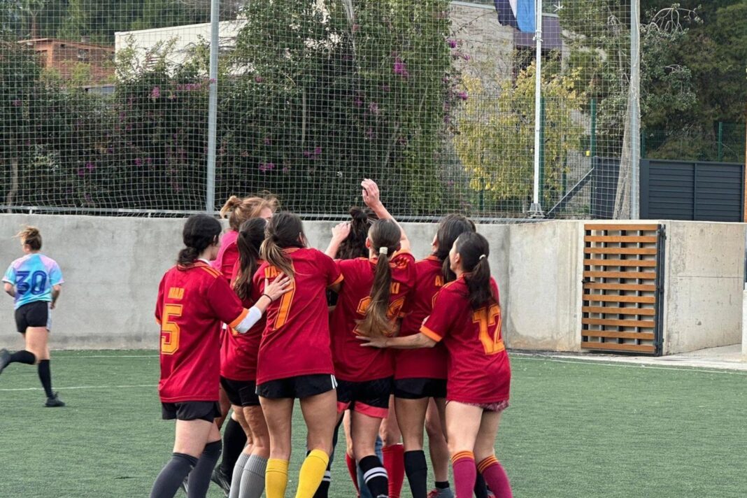 Partido de fútbol amateur en el torneo La Masía en Barcelona