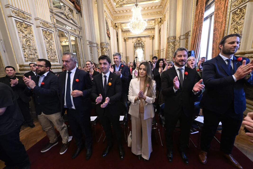 Ignacio Torres junto a la Orquesta del barrio INTA en el Teatro Colón