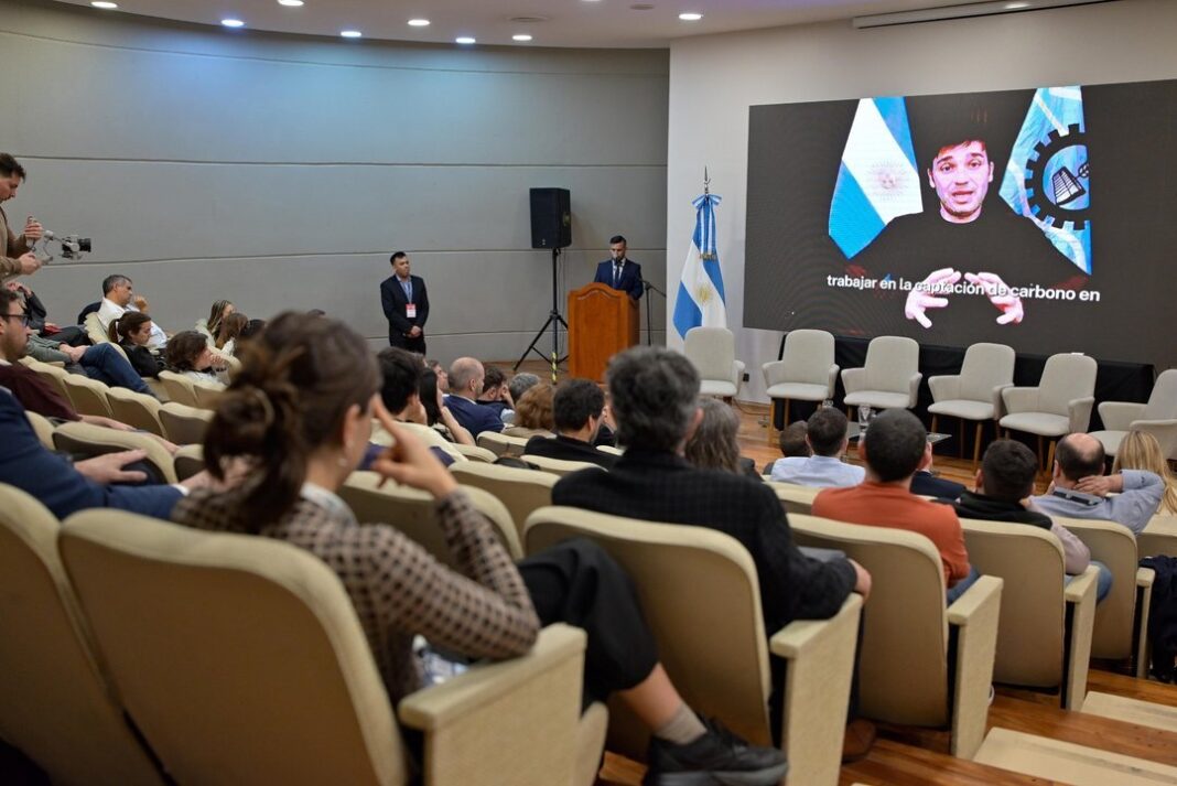 Gobernador Ignacio Torres durante el cierre de la jornada Carbono Chubut en Rawson