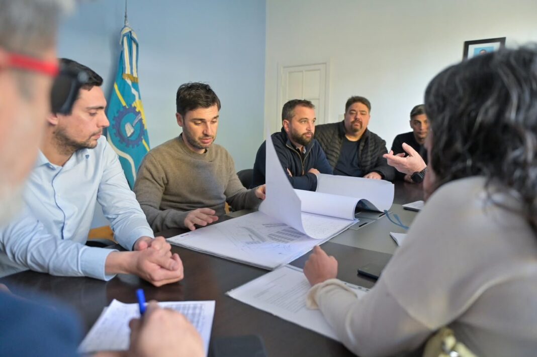 Gobernador de Chubut, Ignacio Torres, firmando un decreto en Rawson