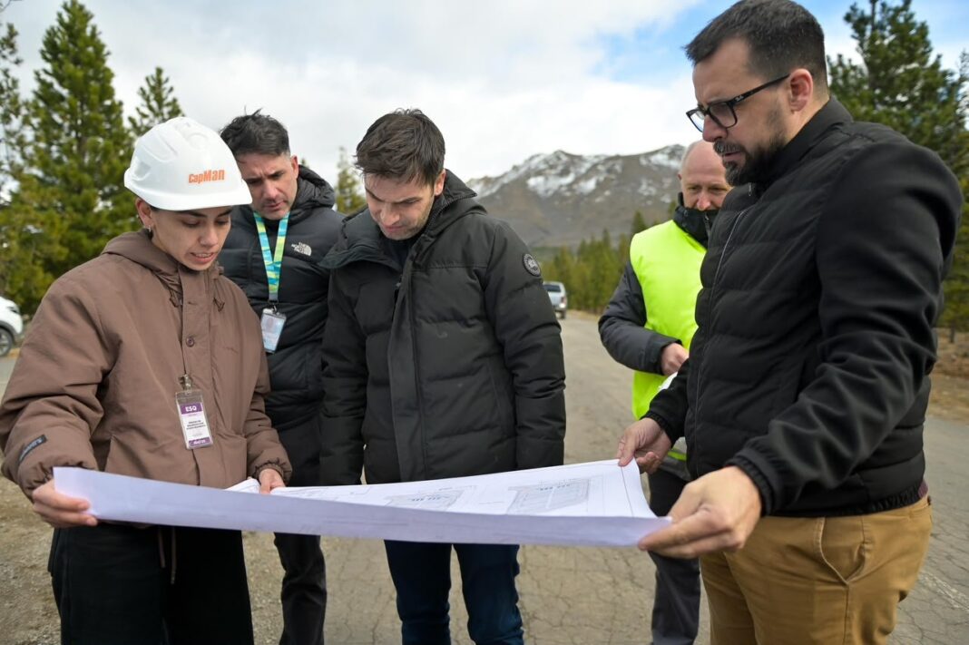 Gobernador Ignacio Torres durante la supervisión de obras en el Aeropuerto de Esquel