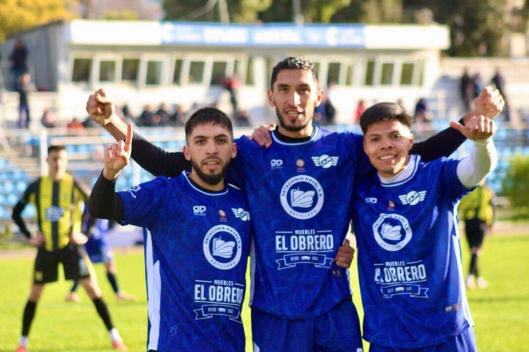 Jugadores de Jorge Newbery celebrando la clasificación en el Torneo Regional Federal Amateur