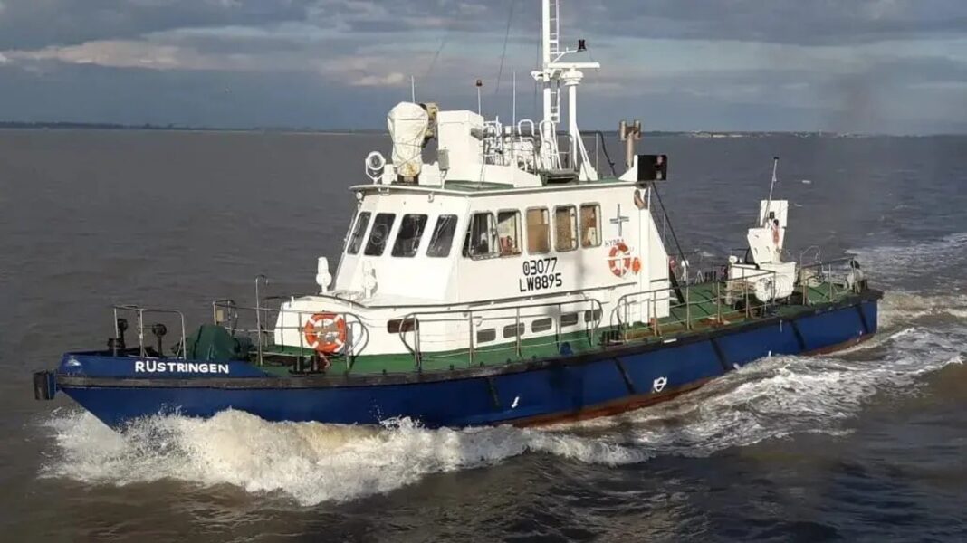 Buque Rustrigen de YPF en el Golfo San Matías durante tareas de relevamiento marino