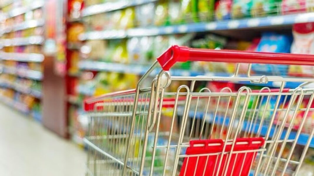 Góndola de supermercado con productos de la canasta básica