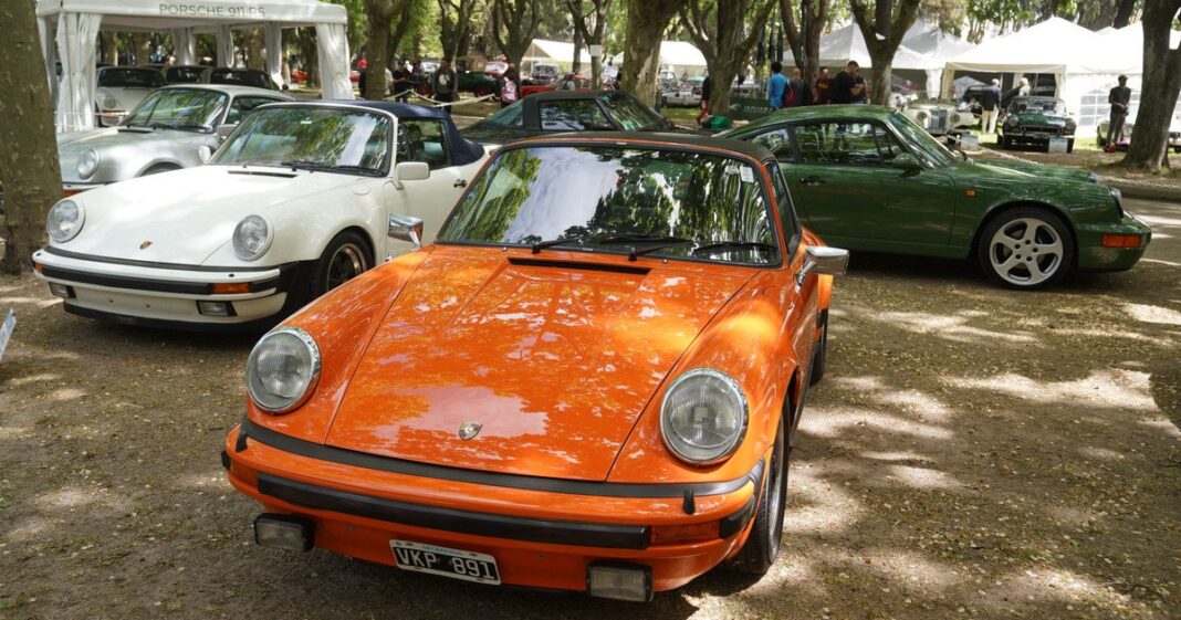 Exposición de autos clásicos en Autoclásica 2026 en el Hipódromo de San Isidro