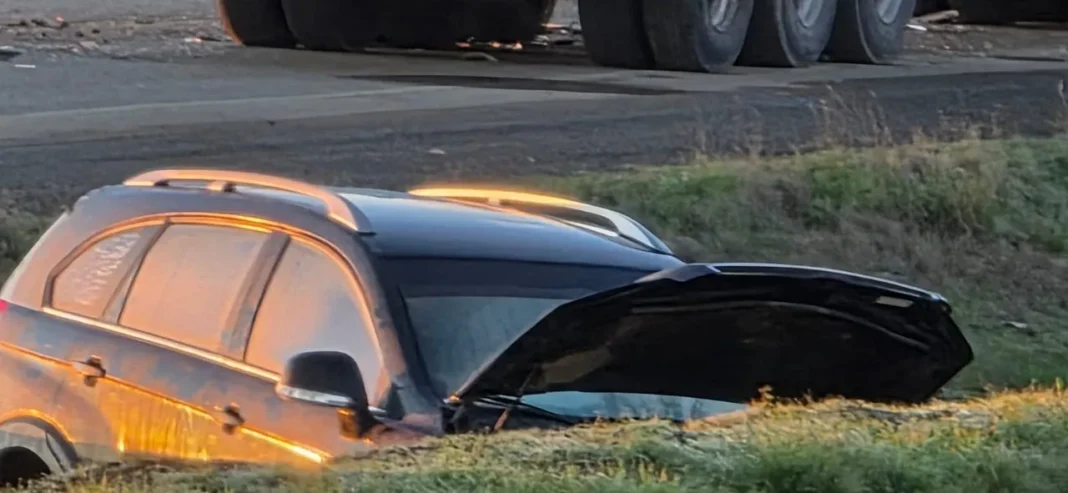 Accidente de tránsito en la Circunvalación de Río Gallegos entre una Chevrolet Captiva y un camión con semirremolque