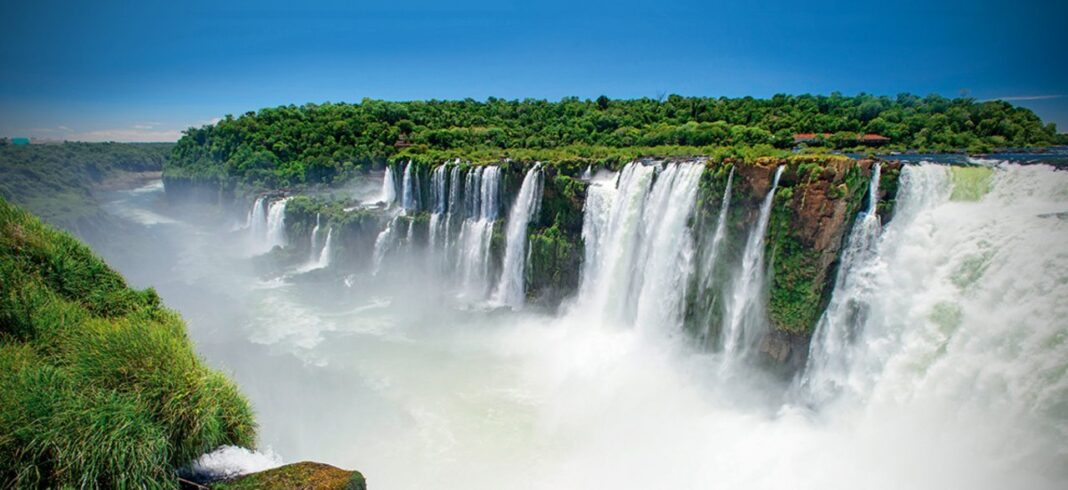Vista de las Cataratas del Iguazú con crecida del río