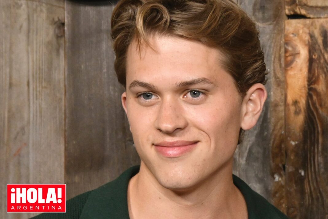Deacon Phillippe en una alfombra roja