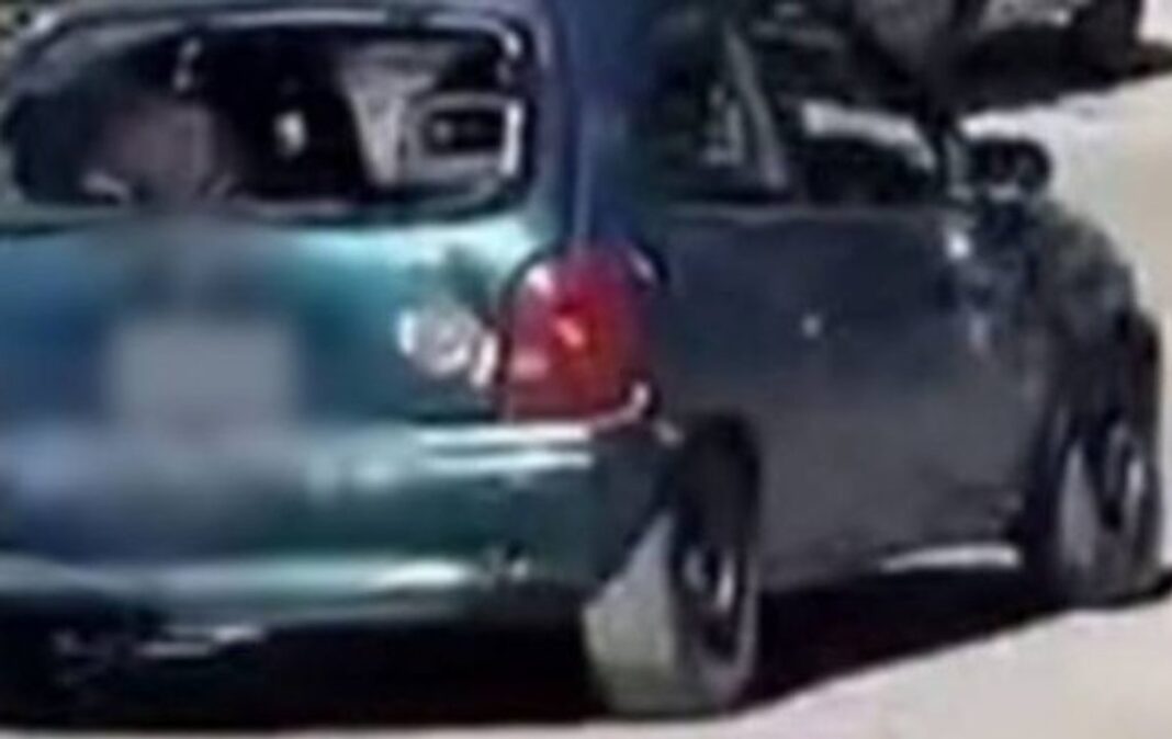 Móvil policial en Puerto Madryn durante allanamientos por la balacera en el barrio San Miguel