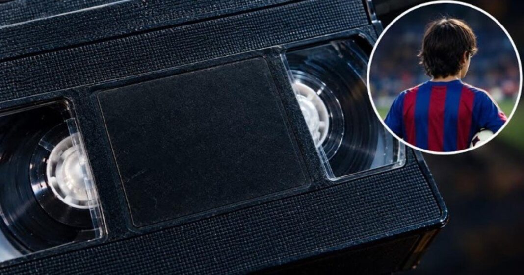Fotografía de un videocasete VHS junto a una imagen de Lionel Messi durante su etapa juvenil