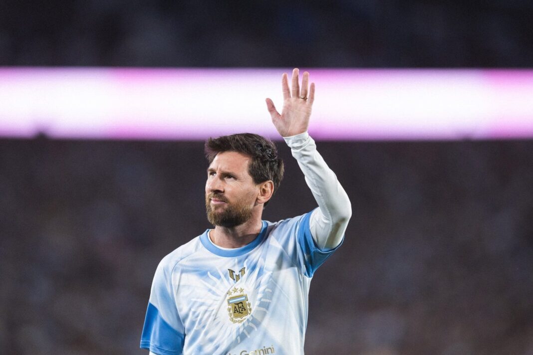 Lionel Messi levantando la Copa del Mundo