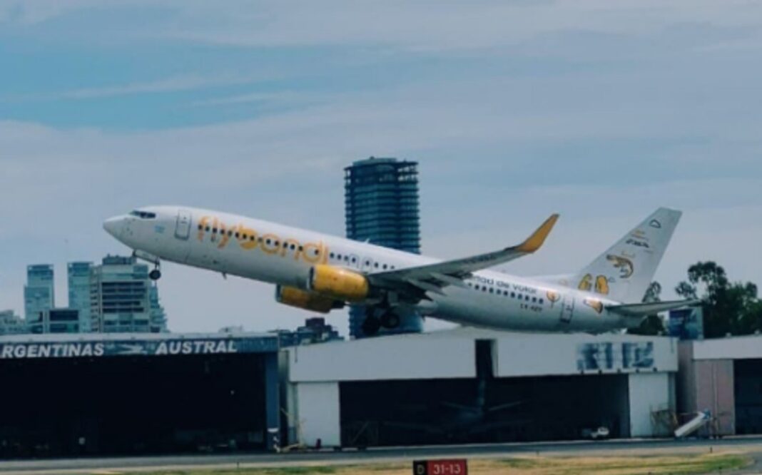 Avión de Flybondi estacionado en un aeropuerto