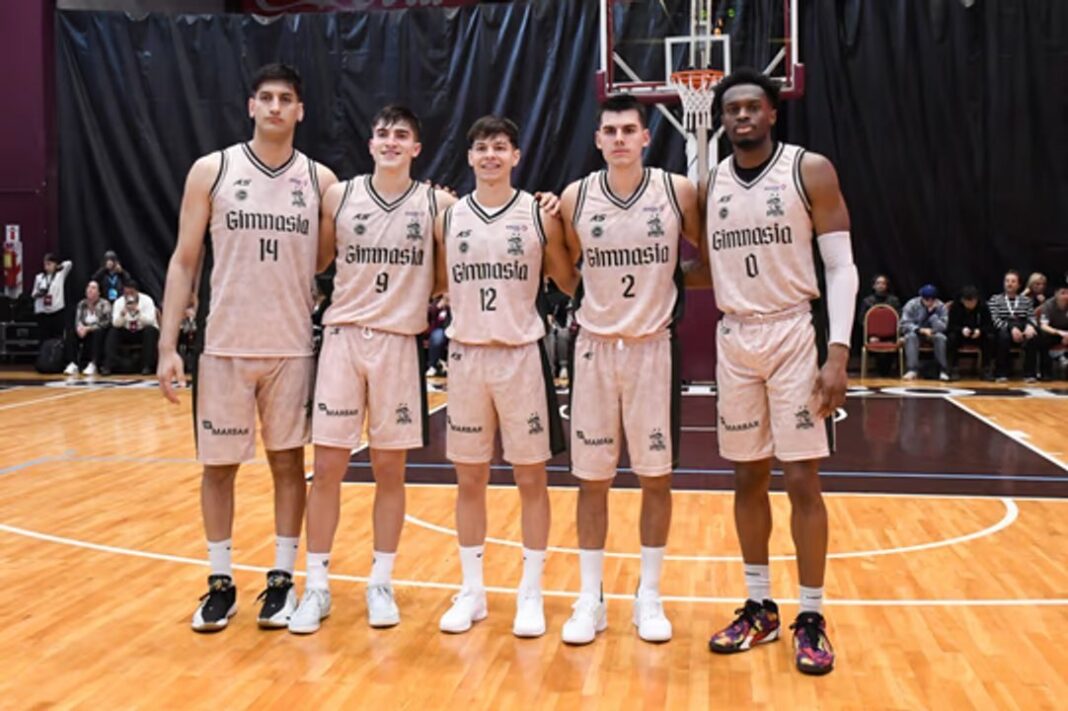 Partido de básquet entre Gimnasia de Comodoro y Peñarol en el Polideportivo Islas Malvinas
