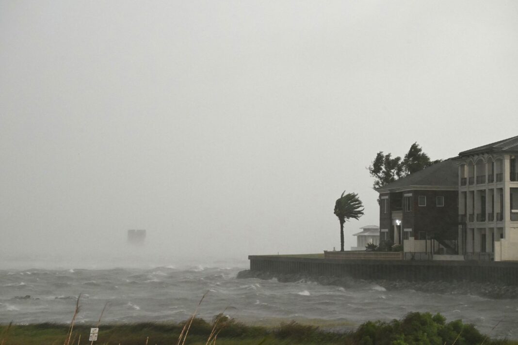 Imagen de daños causados por el huracán Isaías en la costa del Golfo de Florida