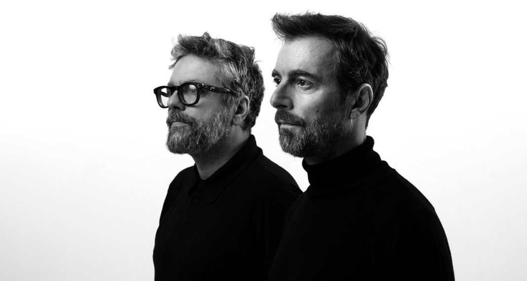 Kevin Johansen y Liniers durante una presentación conjunta