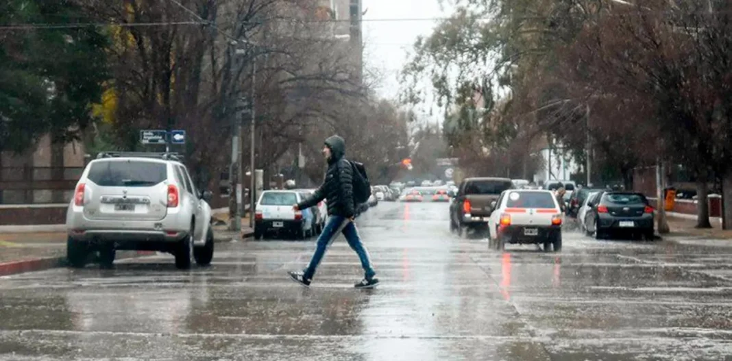 Cielo cubierto y lluvia ligera en la ciudad de Neuquén