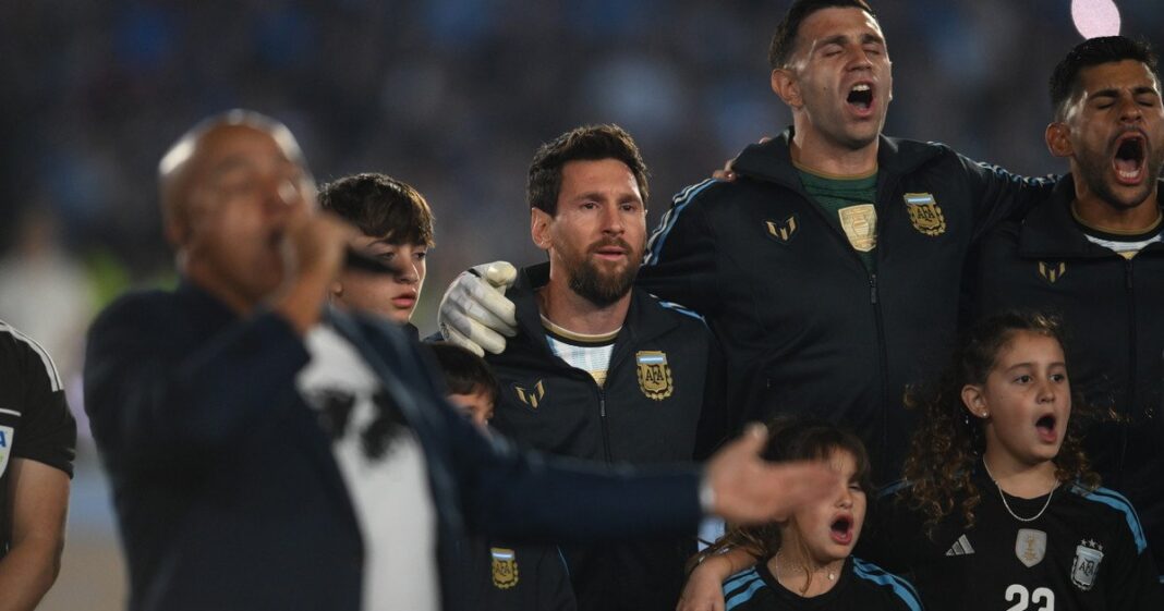 Lionel Messi con sus hijos en el estadio Monumental durante su último partido con la Selección Argentina