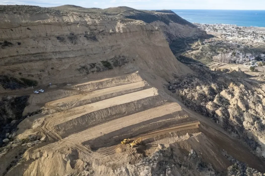 Maquinaria municipal trabajando en el aterrazamiento del Cerro Hermitte y bacheo de la Ruta 39