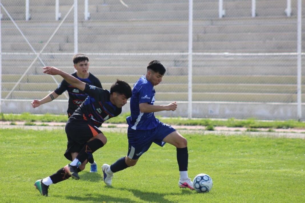 Jugadores de Jorge Newbery y CAI de Comodoro Rivadavia en partido del Torneo Regional Federal Amateur