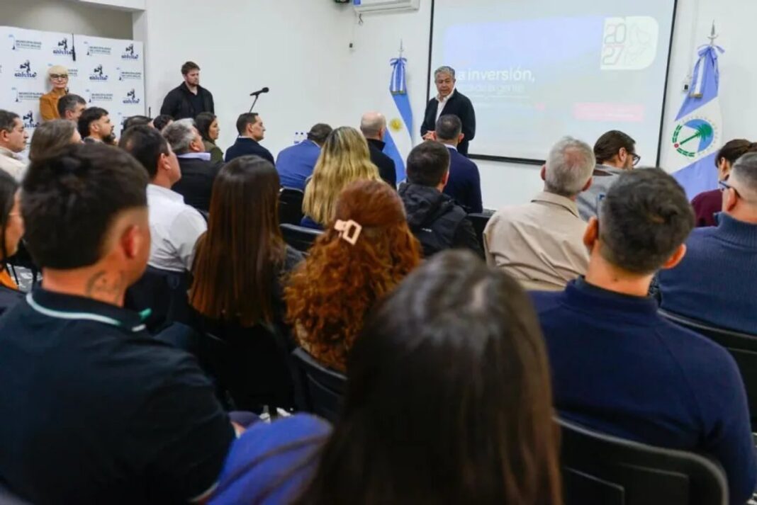 Gobernador Rolando Figueroa durante el anuncio en Chos Malal