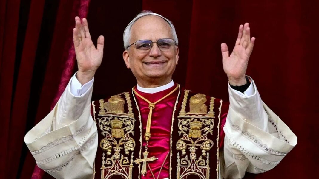 El papa León XIV durante el rezo del Ángelus en el Palacio Apostólico