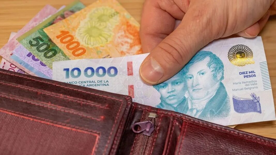 Billetes de pesos argentinos sobre una mesa