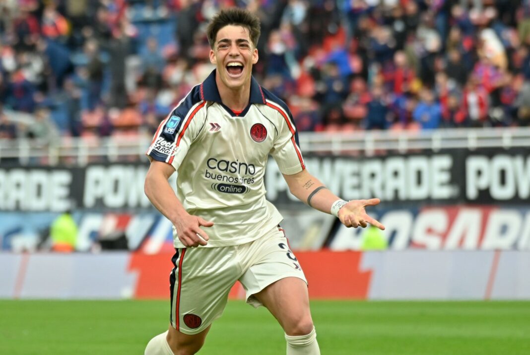 Jugadores de San Lorenzo festejan el gol de Teo Rodríguez Pagano ante Riestra en el Nuevo Gasómetro