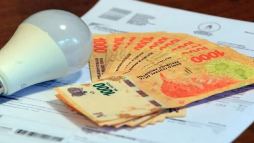 Persona completando formulario online para solicitar subsidios de luz y gas