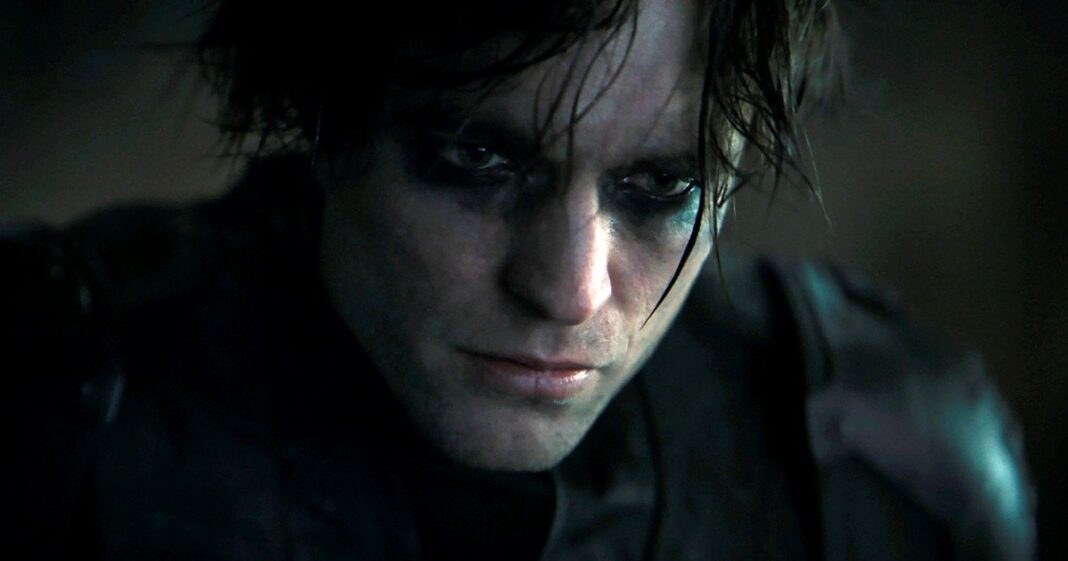Robert Pattinson caracterizado como Batman en la primera película