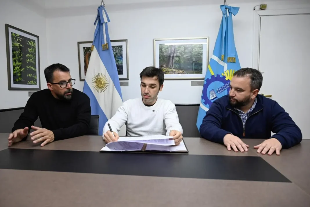 Gobernador Ignacio Torres durante el anuncio de la inversión para viviendas en Esquel